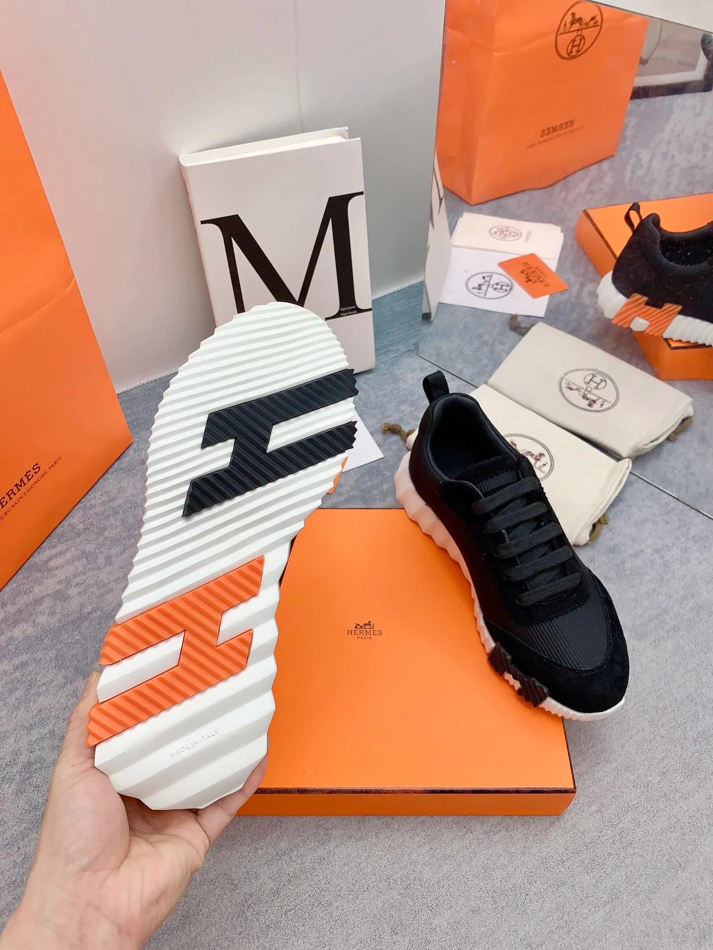👟👟Ex-factory price 640👟👟 [Hermes] New Bouncing Couple 👫Sneakers. The most comfortable shoes from Hermès, no one else⃣️. They are very light on the feet and very beautiful. You will not feel tired when you go shopping and running around. 👍 The overall suede leather feels very good, very beautiful and very versatile. It is very light, comfortable and extremely light, suitable for both sports and leisure. It feels great to step on! 30+ men's and women's color combinations. You can choose, there will always be what you want~ ✅Fabric: Imported high mercerized sheep + original rain velvet ✅Inner: Imported silk sheepskin for lining insole ✅Outsole: Seamless combination of IP+TPU (multi-color letters) German technology irradiation machine ✅Code number: 35-41 for women and 38-46 for men (41 for women, 45.46 for men, customized and non-returnable)